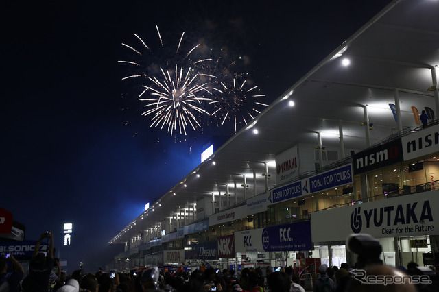 鈴鹿1000km恒例の花火でフィナーレ。