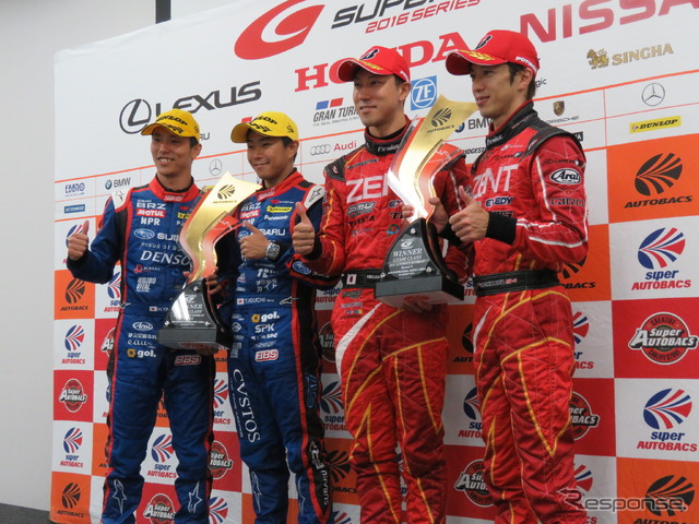 左からGT300ウイナーの山内、井口、GT500ウイナーの石浦、立川。