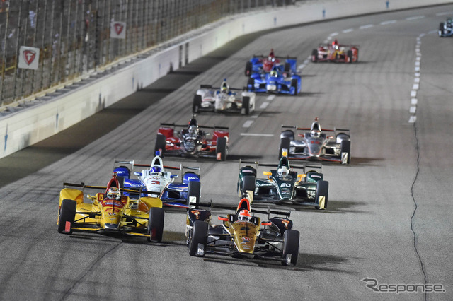 #5 ヒンチクリフ（写真中央、先頭）はレースをほぼ完全支配したが、最終結果は2位。