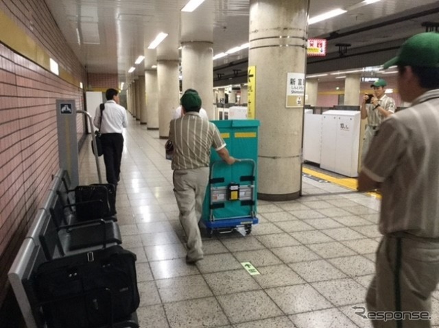 東京メトロ有楽町線～東武東上線で荷物輸送の実証実験が行われる。写真は駅構内での搬送イメージ。