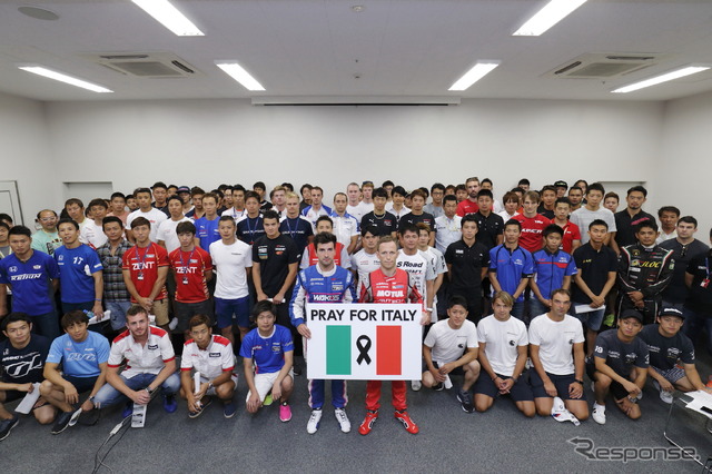 鈴鹿1000kmでは、イタリア出身のR.クインタレッリ(中央右)、A.カルダレッリ(同左)の両選手を中心に、地震で大きな被害が出ている同国への祈りが全参加者から届けられた。