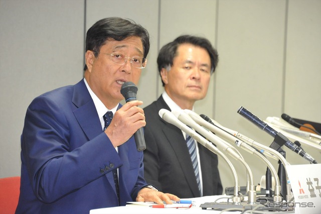 現行販売9車種の燃費不正の指摘について会見する益子修会長兼社長、山下光彦副社長(30日・三菱本社)