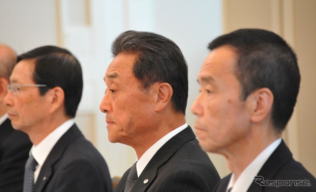 笹子トンネル天井板崩落事故の遺族に、その後の安全対策を説明する中日本高速・宮池克人社長=中央(31日・横浜市)