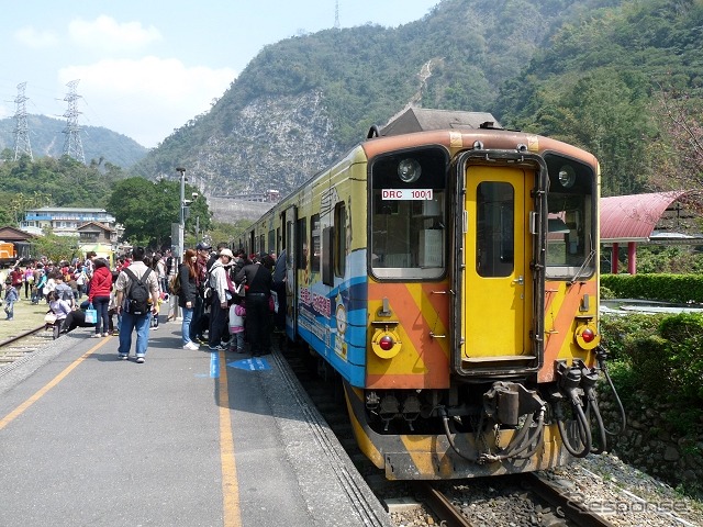 静岡の天浜線と台湾の集集線が姉妹協定を締結。切符の「無償交換」を実施する。写真は集集線の車テイ駅。
