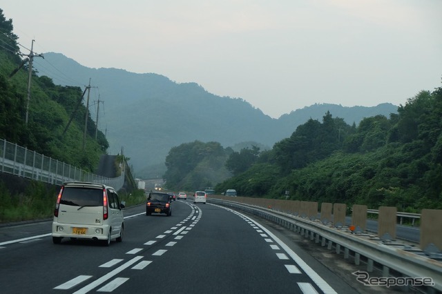 高速クルーズで威力を発揮したのは運転支援システム「ディストロニック・プラス」。完全自動ではないが、クルーズ時はブレーキやスロットルではなく、ステアリングコラム左下の小さなレバーで運転するという感覚。