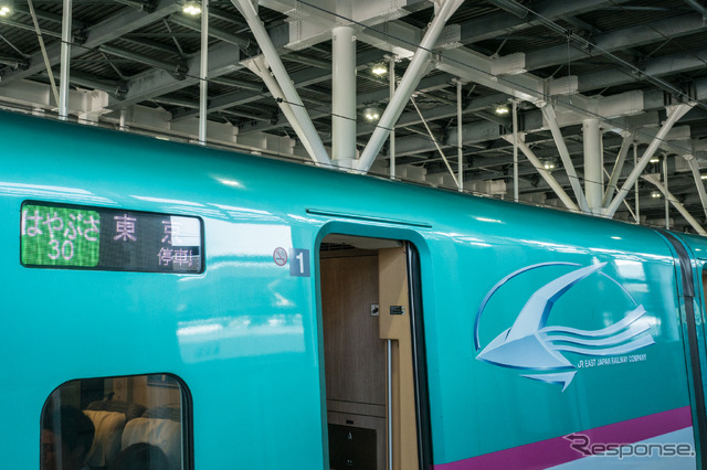 『はやぶさ30号』の行先表示。東京の文字が映るが、新函館北斗駅から乗車した客の大半は、ねぶた祭りを目当てに新青森で下車していった。