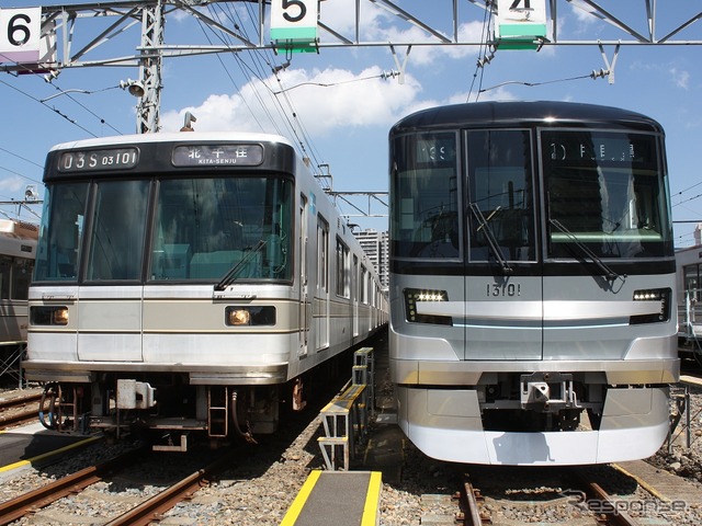 13000系(右)と03系(左)。