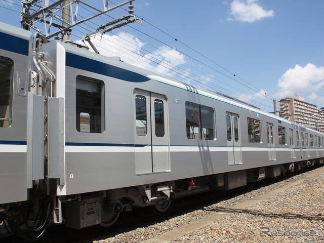 中目黒方から2両目の13201(6号車)。上昇検知付きのシングルアーム式パンタグラフ1基と、モーター1個を制御するIGBT-VVVFインバーター装置を4群搭載している。
