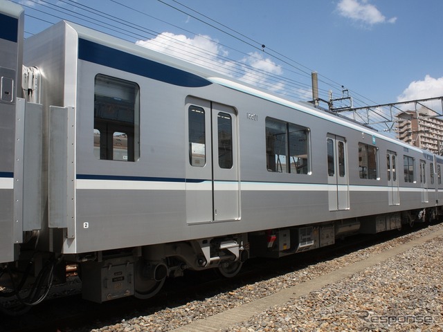 中目黒方から3両目の13301(5号車)。補助電源装置(SIV)を搭載している。
