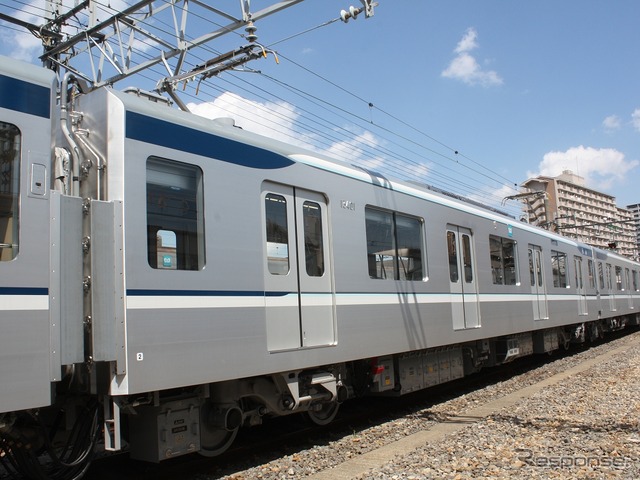 中目黒方から4両目の13401(4号車)。モーター1個を制御するIGBT-VVVFインバーター装置を6群、パンタグラフを2基搭載している。