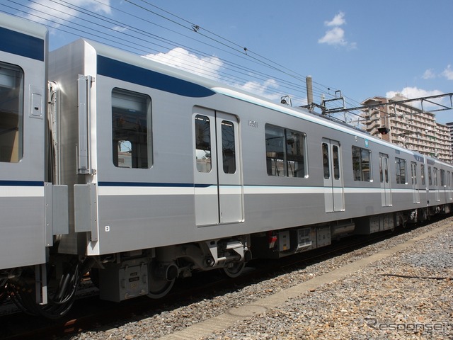 中目黒方から5両目の13501(3号車)。補助電源装置(SIV)と誘導無線装置(IR)を搭載している。