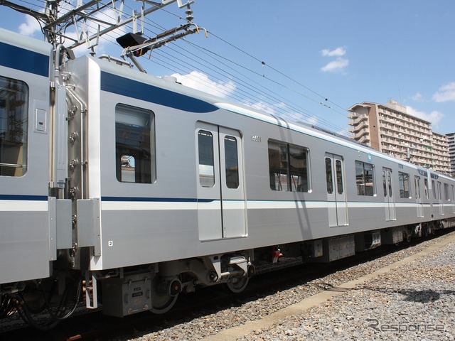 中目黒方から6両目の13601(2号車)。パンタグラフ1基と、モーター1個を制御するIGBT-VVVFインバーター装置を4群搭載している。