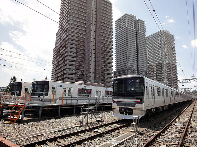 現行の03系(向かって左)と13000系