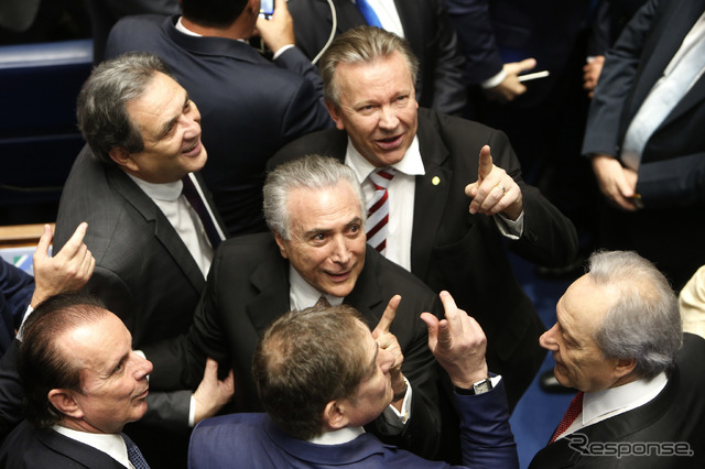 テメル新大統領（中央、8月31日）