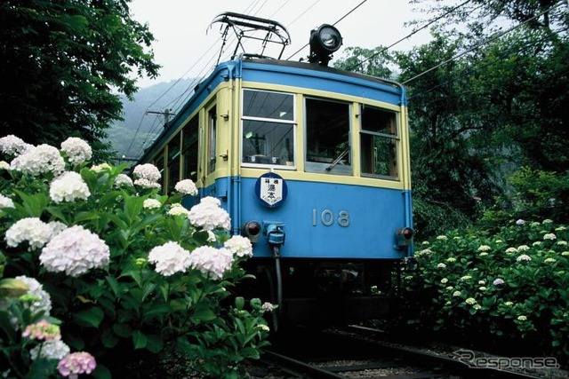 110号は引退記念として青と黄色の2色による旧塗装を復刻して9月3日から運行する。写真は2004年から2008年まで旧塗装を復刻した108号。