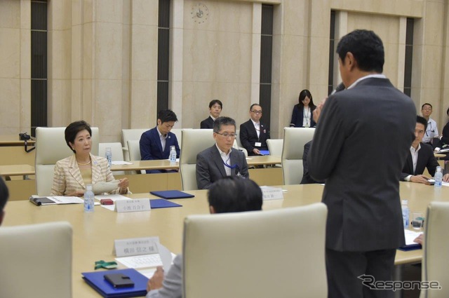 小池東京都知事とヤマトHD・丹澤秀夫常務執行役員が出席して高齢者“ながら見守り”協定が結ばれた