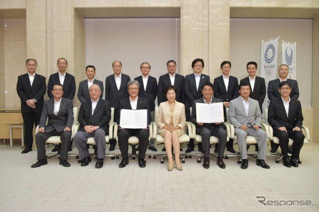 小池東京都知事とヤマトHD・丹澤秀夫常務執行役員が出席して高齢者“ながら見守り”協定が結ばれた