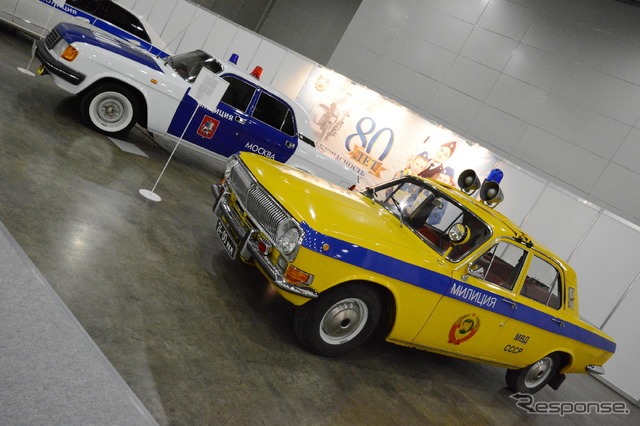 GIBDDのパトカー展示コーナー。背景に80周年を祝う横断幕が見える