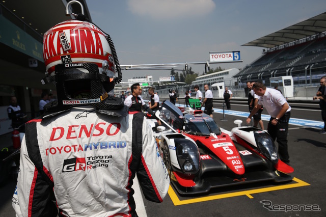 メキシコ戦に臨んでいるトヨタ TS050(背中は5号車ドライバーのひとり、中嶋一貴)。