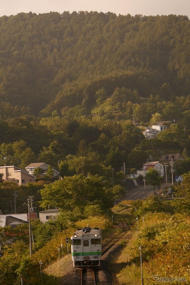 夕張方からやって来た上り列車を鹿ノ谷駅の跨線橋から望む。