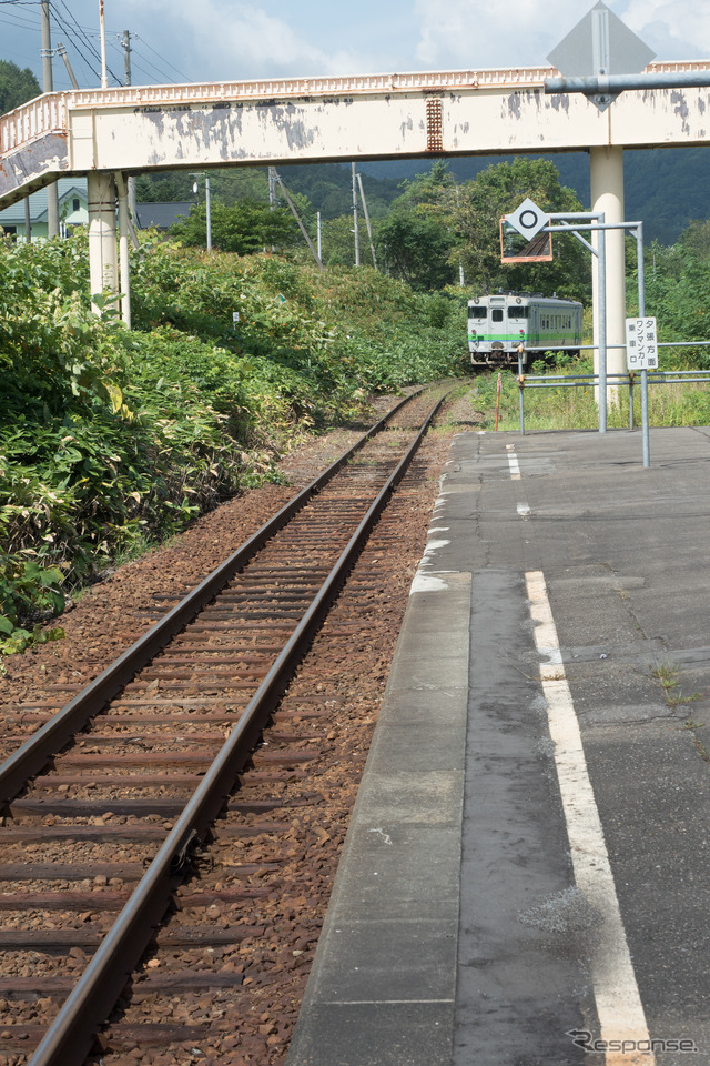 1線スルー化された清水沢駅のホーム。2004年までは列車交換が可能だった。