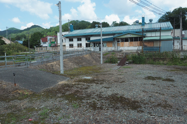 かつては多くの側線を有していた清水沢駅の構内。広大な空き地に全盛期の面影が残る。その中をホームと駅舎を結ぶ連絡通路が延びている。