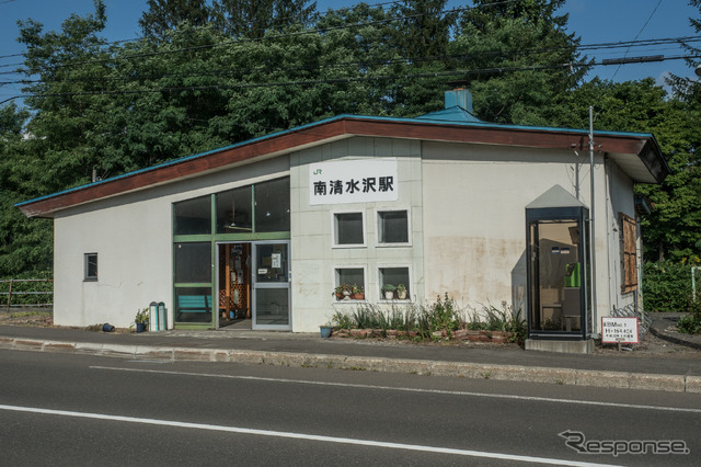 簡易委託駅となっている南清水沢駅。付近には高校や生協、日用品のショッピングセンターなどがあり、隣の清水沢駅よりも充実している。