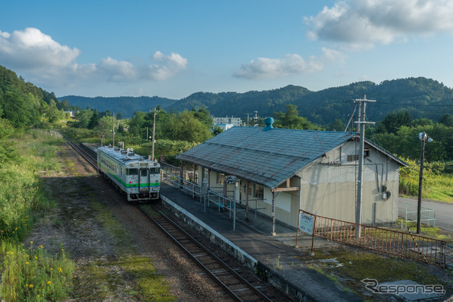 鹿ノ谷駅で発車を待つ上り列車。左手にはかつて多くの側線があり、夕張鉄道が発着していた。