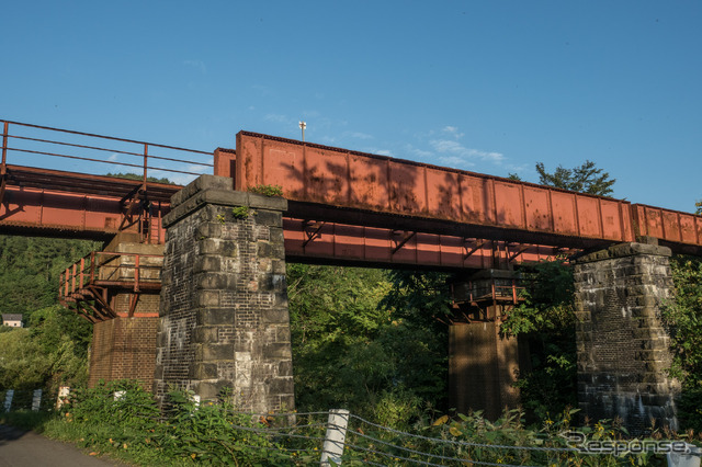 鹿ノ谷～夕張間には、複線だった時代の片側の橋脚と橋桁が残されている。さらに奧へ行くと、並行していた夕張鉄道の橋台も見える。