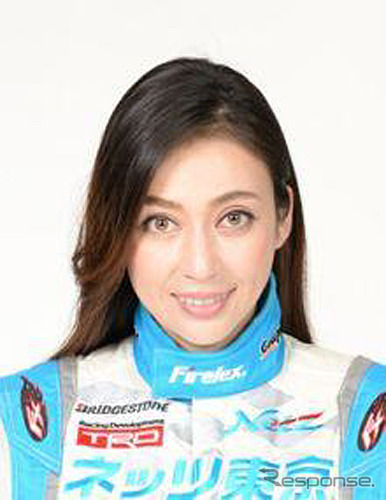 アンバサダーの塚本奈々美さん（レーシングドライバー）