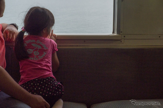 日本海を眺めながら走る上り列車。親子のお名残乗車も多かった。