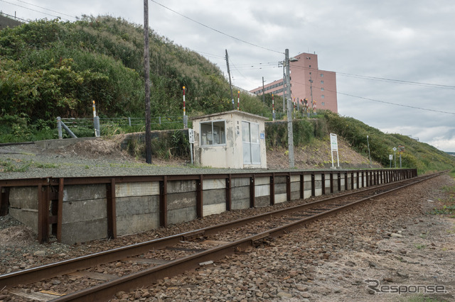 留萌を出て最初の駅は瀬越（せごし）。日本海を望む風向明媚な駅だ。