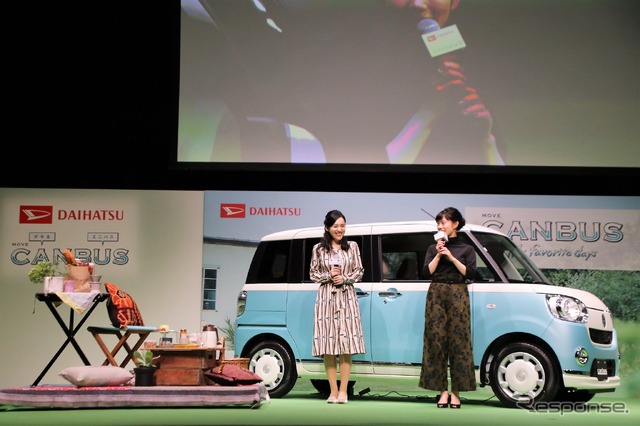 牛窪恵(向かって左)と高畑充希