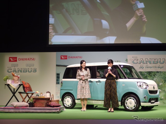 牛窪恵（向かって左）と高畑充希