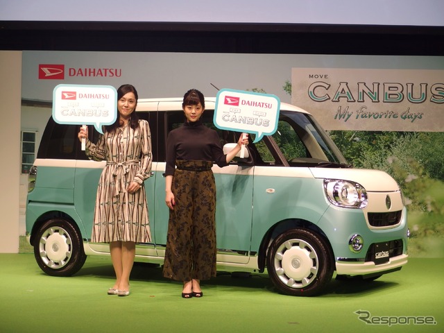 牛窪恵（向かって左）と高畑充希