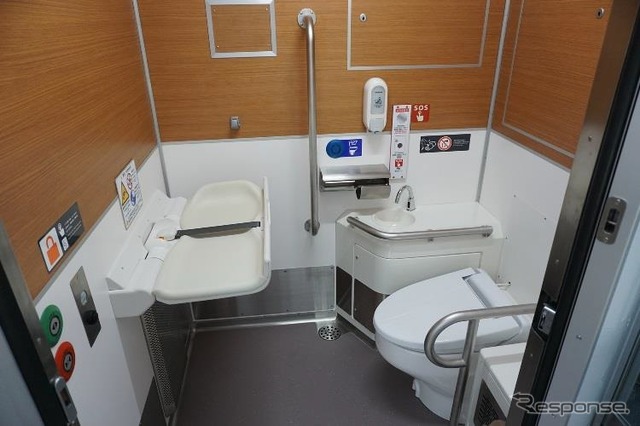 トイレはおむつ交換シート付き。車椅子での利用にも対応している。