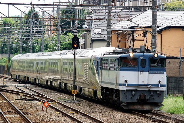 JR貨物の機関車が牽引し、武蔵野線・西国分寺駅を通過する「TRAIN SUITE 四季島（E001系）」の車両。