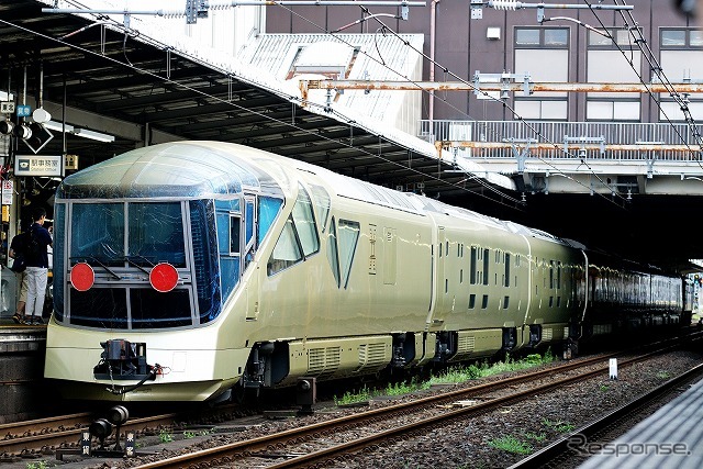 いわゆる「撮り鉄」の傍若無人な振る舞いで悪名高い大宮駅だが、この日は平日の昼間ということもあり、写真を取りに集った人たちの年齢層が高く、騒動は起きなかった。