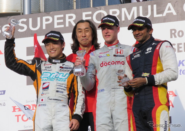 左から2位の国本、優勝の村岡監督&バンドーン、3位のカーティケヤン。