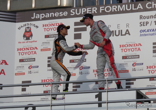 健闘を称え合う2位の国本と優勝のバンドーン。