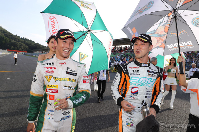 レース2の2位は中嶋一貴(左)、3位は石浦宏明。