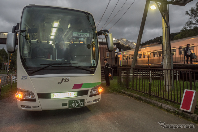 札幌までの最終乗継ぎとなる、上りの代行バス6便（左）と札幌行き臨時特急9010D。