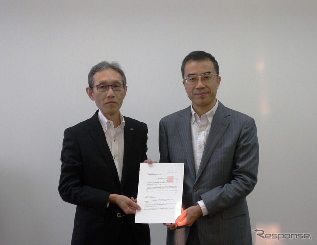 NEDO佐藤嘉晃理事(右)とジャムコの 粕谷寿久取締役常務執行役員(左)