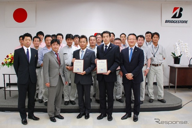 表彰式の様子（前列左から2番目より）GM社 濱田泰志グループマネージャー、ブリヂストン鳥栖工場 岩國工場長、同彦根工場 森田品質保証課長、同グローバル直需マネジメント・ビジネスモデル開発本部 田村本部長