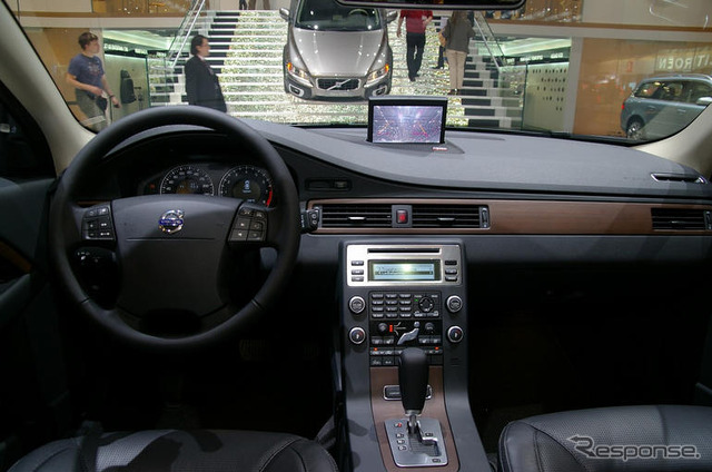 【ジュネーブモーターショー07】新しい2008 Volvo XC70を発表