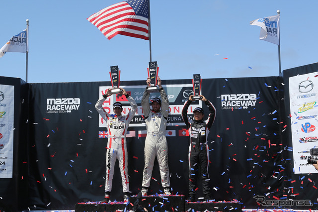 MX-5カップ・インビテーショナル第2レース表彰台、1位（中央）：スパークス、2位（向かって左）：ディーンII、3位（向かって右）：堤。　《撮影　ケニー中嶋》