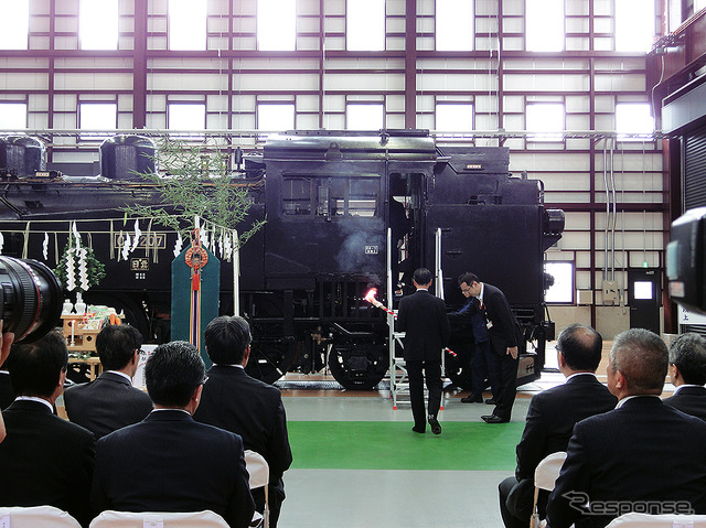 東武鉄道C11形207号機「火入れ式」(9月12日、南栗橋「SL検修庫」内)