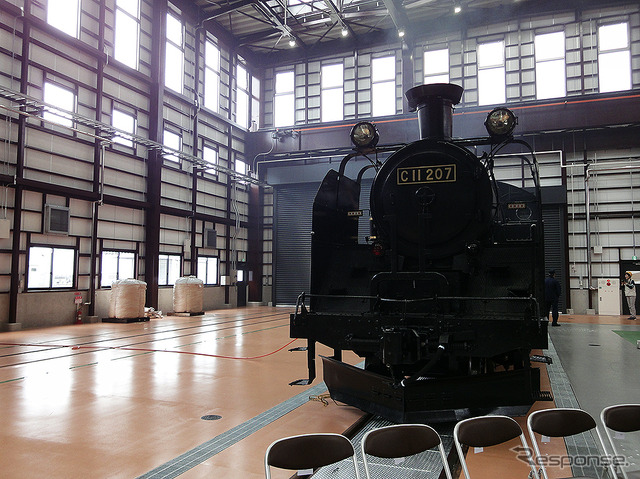 東武鉄道C11形207号機「火入れ式」(9月12日、南栗橋「SL検修庫」内)