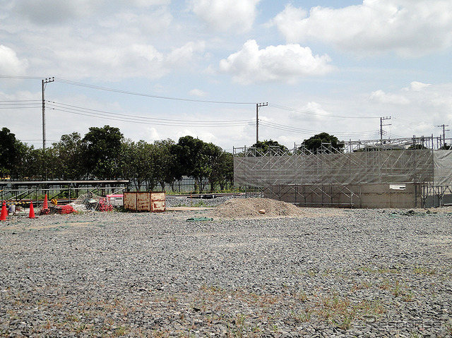 東武南栗橋管区内のSL検修庫。試運転線や仮設ホームなども出現し始めた