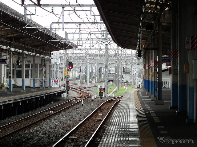 南栗橋駅ホームから北側、南栗橋車両管区を望む